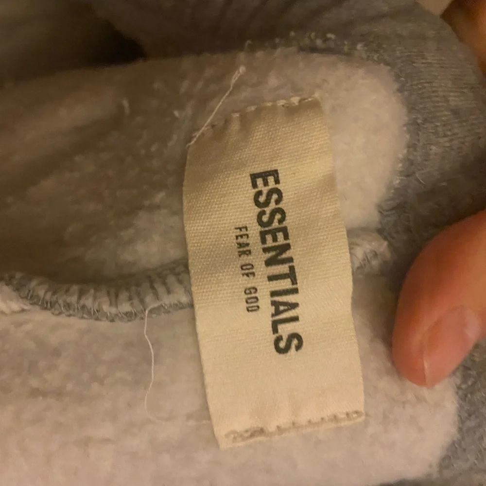 Essentials Shorts - Picture 3 of 4